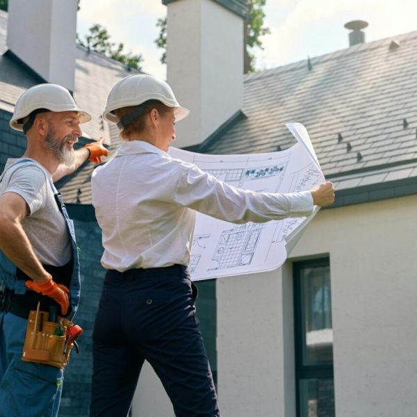 builder-and-site-supervisor-using-blueprints-during-building-facade-inspection-e1726500586474.jpg